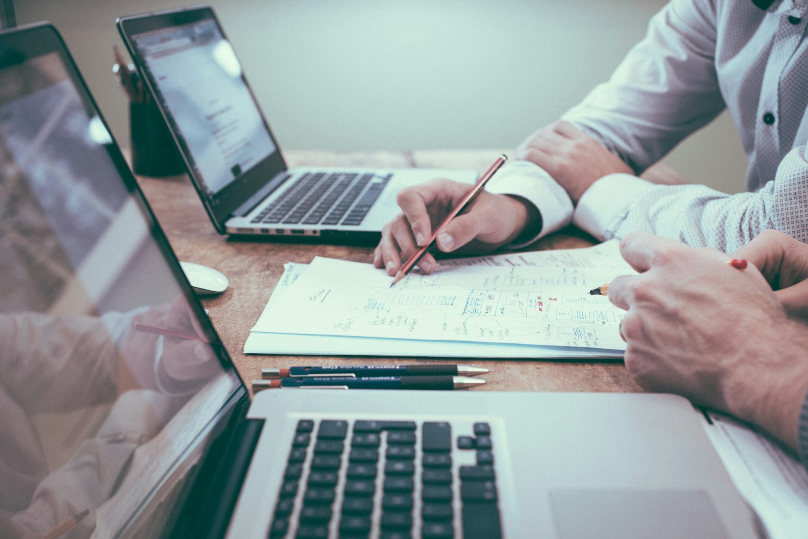Pessoa trabalhando com documentos e notebook