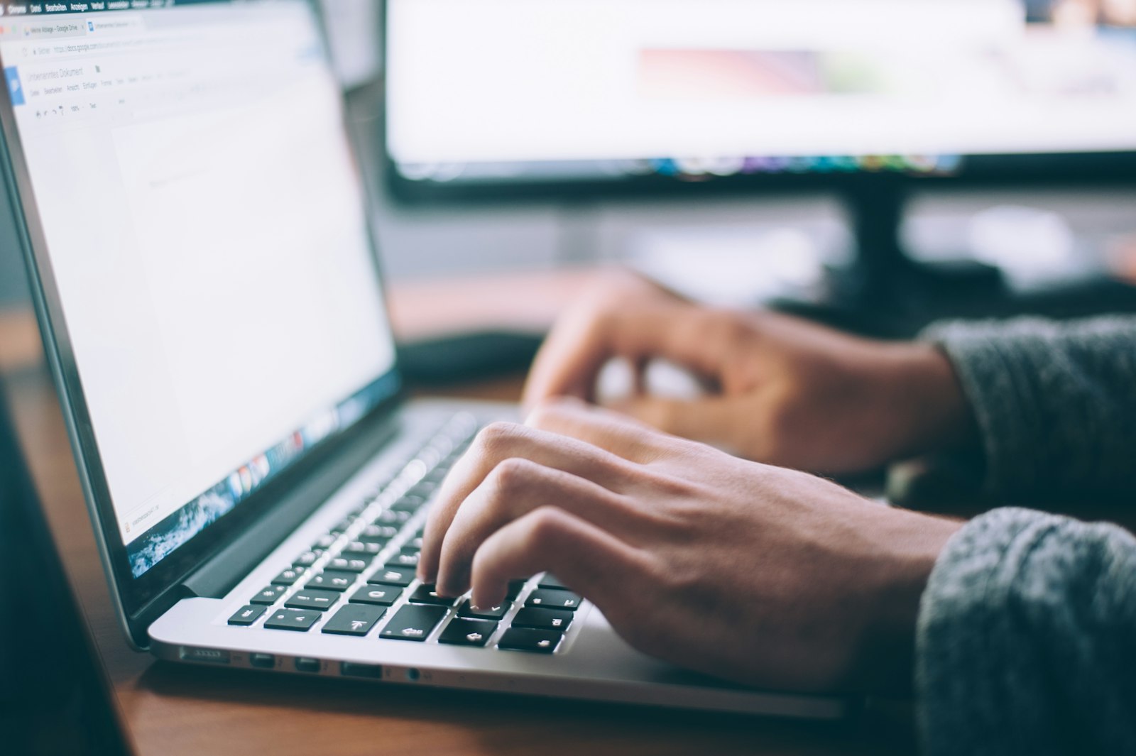 Pessoa em notebook em ambiente de trabalho
